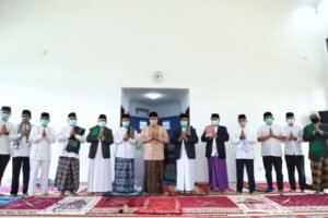 Jaga Protokol Kesehatan, Herman Deru dan Keluarga Pilih Shalat Ied di Musholah Griya Agung