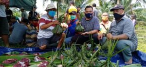 Warga Muba Kompak Pakai Daun Pisang Hingga Anyaman Bambu Sebagai Bungkus Daging Kurban