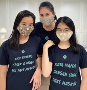 Bareng Anak Perempuannya, Thia Yufada Ingatkan Anak-anak di Muba Pakai Masker