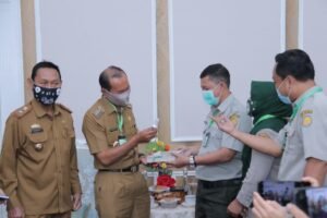Walikota Palembang Terima Kalung Eucalyptus dari BPTP Sumsel