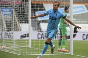 Kane Dedikasikan Kemenangan Spurs untuk Serge Aurier