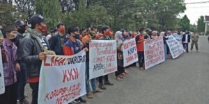 Warga Gunung Karto Lahat Minta Usut dan Adili Kadesnya
