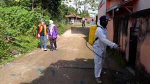 Cegah Penularan Virus Corona, Pemerintah Kelurahan Pasar I Muara Enim Semprotkan Disinfektan
