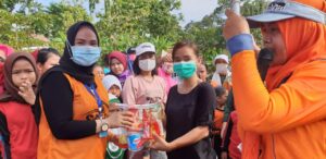 Ike Fikri Kembali Bagikan Paket Alat Tulis untuk Siswa-Siswi di Desa Berkat