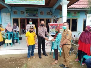 Polsek Dempo Tengah Pagaralam Salurkan Beras untuk Warga Terdampak Covid 19
