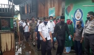 Plt Bupati Muara Enim Kunjungi Korban Kebakaran di Muara Lawai