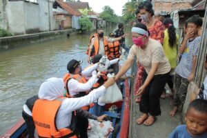 Bagikan Sembako, Fitri Sambangai Warga Bantaran Sungai dari Perahu