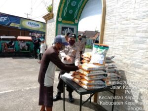 Polres Kepahiang Salurkan Bantuan kepada Komunitas Becak