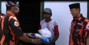 Kader Pemuda Pancasila Bagikan Sembako dan Masker