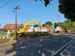 Gerak Cepat Atasi Banjir PUPR Perbaiki Drainase Disekitar Kantor ATR/BPN Muba