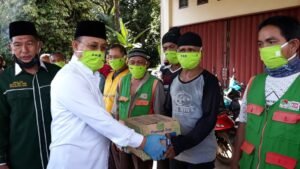 PKB Muara Enim Bagikan Masker dan Sembako
