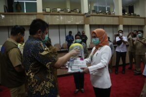 Herman Deru Serahkan Logistik Penanganan Covid-19 ke 17 Kabupaten/Kota