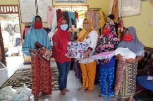 Terus Berbagi, Ike Mayasari Salurkan Ratusan Paket Sembako di Dua Daerah