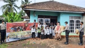 Polres Mura Bagikan Ratusan Paket Sembako untuk Anak Yatim dan Santri