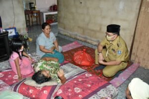 Gubernur Babel Serahkan Bantuan Sosial Pada Lansia di Desa Mesuk Timur