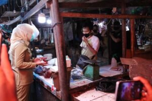 Wawako Sidak Pedagang dan Pembeli yang Tidak Pakai Masker di Pasar Palimo