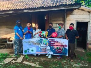 IWO Banyuasin Bagikan Masker dan Sembako Bagi Warga Terdampak Covid19