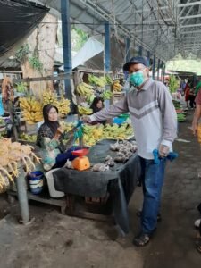 Disperindag OKI Bagikan Ribuan Masker untuk Pedagang dan Pengunjung Pasar