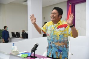 Kenakan Kemeja Nyentrik, Herman Deru Semangati&nbsp; Seluruh Tenaga Medis di Sumsel