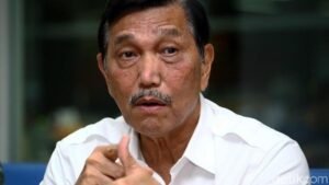Luhut Buka-bukaan Alasan RI Tak Lockdown hingga Efek Ngeri Corona