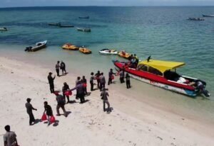 Brimob Polda Babel Bagikan Sembako di Pulau Semujur