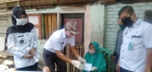 Plt Bupati Muara Enim Serahkan BLT untuk Masyarakat Desa Karang Raja