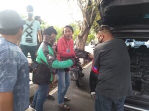 Komunitas Calsic Chapter Babel Turun ke Jalan Bagikan 200 Nasi Kotak