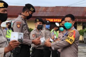 Personil Polres Mura Dibekali Buku Saku Hadapi Covid 19