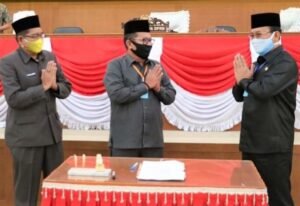 DPRD Muara Enim Sahkan Tujuh Raperda menjadi Perda