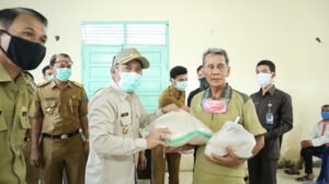 Bupati Iskandar Sebar 60.000 Paket Sembako untuk Warga Terdampak Covid-19