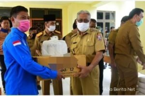 Wabup Banyuasin Berikan Bantuan Disinfektan dan Masker untuk Ormas dan Wartawan