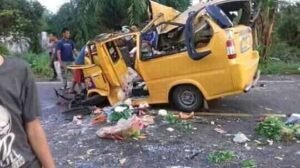 Tabrakan Maut, Sopir Angkot dan Dua Penumpangnya Tewas Ditempat