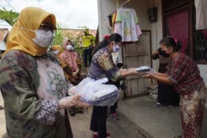 Feby Deru Bagikan Bantuan 500 Nasi Kotak dan Sembako