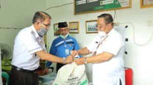 Baznas OKI Bagikan Paket Sembako ke Guru Ngaji dan Pemuka Agama