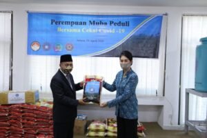 Thia Yufada "Perempuan Muba Peduli" Serahkan Bantuan Untuk warga Terdampak Covid-19