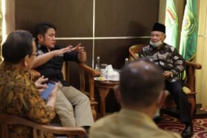 Panen Raya di Tengah Pandemi Covid 19,&nbsp; Herman Deru Apresiasi Petani OKU Timur