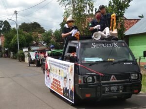 Lawan Covid 19, Karang Taruna Bagikan Masker dan Lakukan Penyemprotan