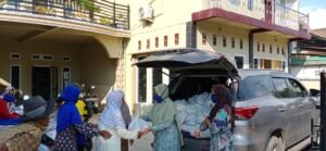 Anggota DPRD OKI, Juairiah Bagikan Paket Sembako untuk Lansia dan Warga Kurang Mampu