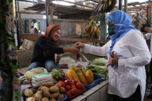 Dinas Perdagangan Gencar Bagikan Masker di Seluruh Pasar Tradisional