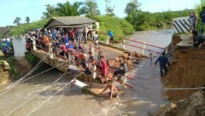 Jembatan Desa Delas Ambruk, Tim SAR Gabungan Cari 1 Warga yang Hilang