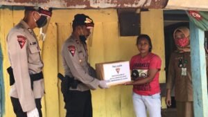 Personil Brimob Linggau Salurkan Bantuan APD dan Sembako