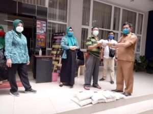 Camat IT 1, TP PKK dan Lurah 20 Ilir Kompak Bagikan Masker Gratis