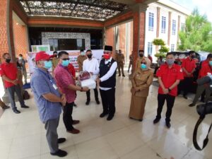 Fraksi PDIP Sumsel Salurkan 100 Set AAPD dan Lima Ribu Masker
