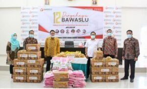 Bawaslu Sumsel Salurkan Puluhan Paket Sembako dan APD