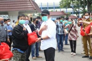 Peduli Wartawan "Covid-19"&nbsp; Herman Deru Bagi-Bagi Masker dan Hand Sanitizer
