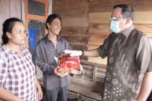 Bupati DRA Beri Sembako Gratis&nbsp; Bagi Warga Terdampak Covid19