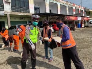 Satlantas Polres Mura Bagi-bagi Masker dan Sembako