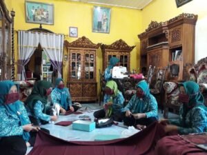 Isteri Bupati OKI Gagas Gerakan Jahit Masker di Rumah