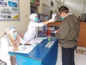 Buka Layanan Seperti Biasa, Petugas dan Wajib Pajak di Samsat UPTB Mura Diperiksa Suhu Tubuh