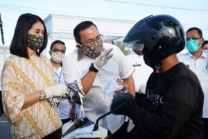 Bagikan Masker Gratis, DRA : Keluar Rumah Wajib Pakai Masker